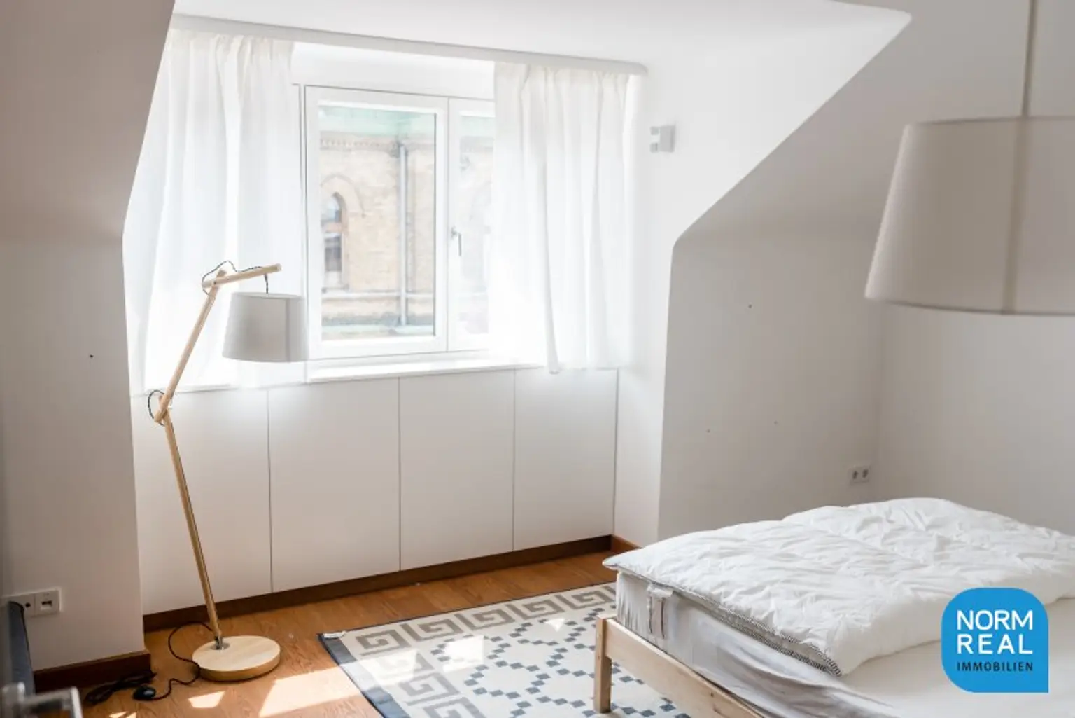 Komplett möblierte Dachgeschosswohnung mit Terrasse