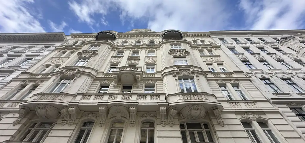 wunderschöne Altbaufläche in einem repräsentativen Prachtbau in Ringnähe