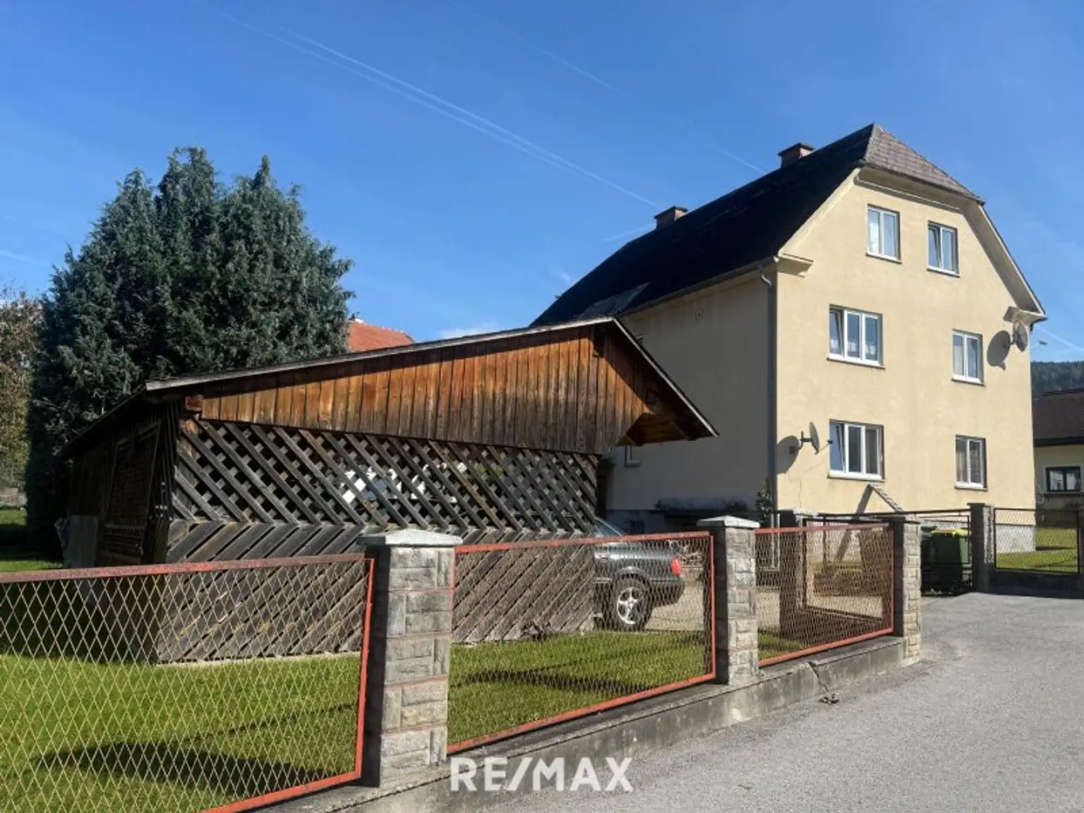 2 Außen Hinterseite + Carport