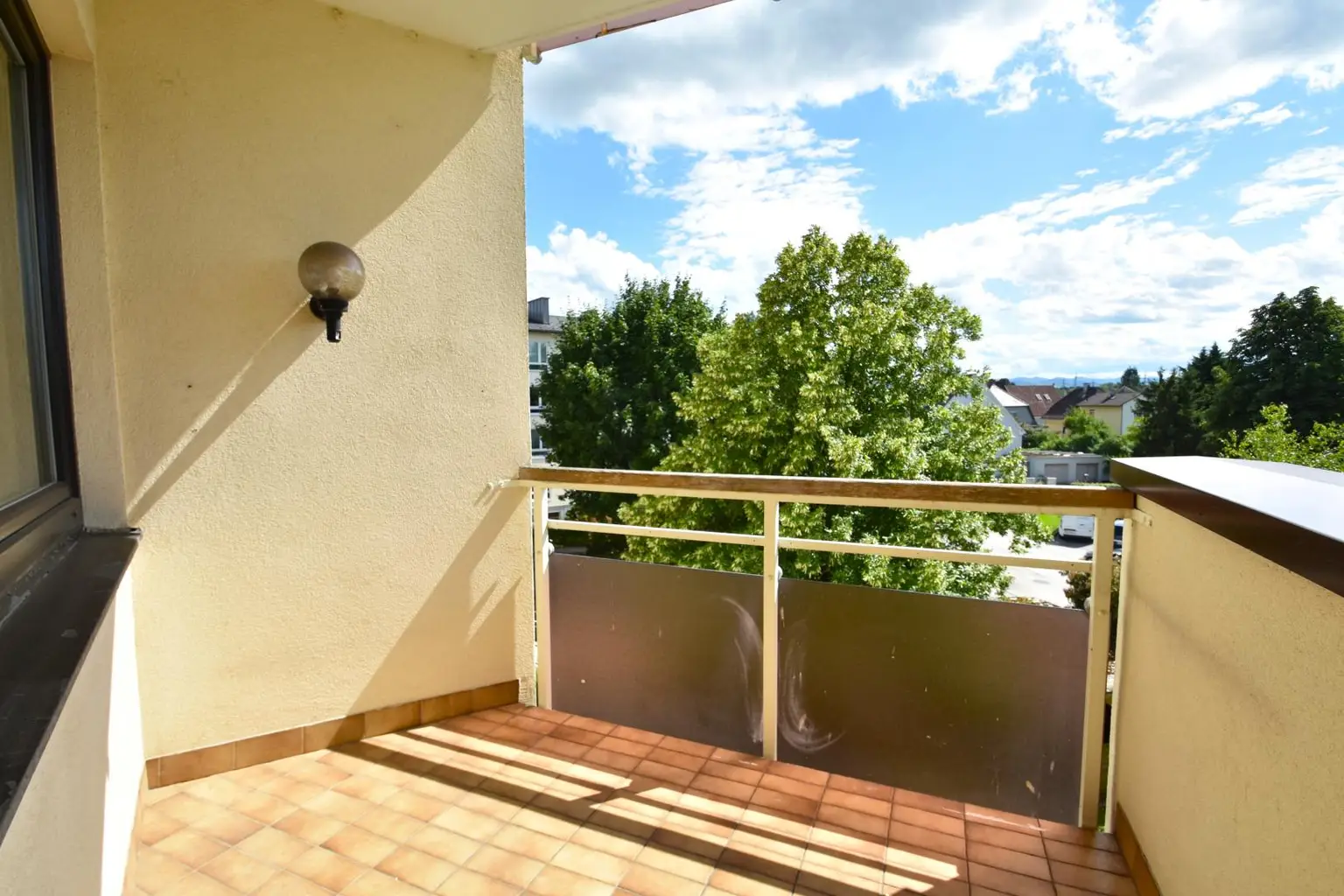 Geräumige 4 Zimmer Wohnung mit Loggia und Garagenstellplatz!