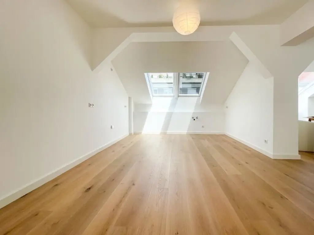 REVITALISIERTES ZINSHAUS: generalsanierte 3-Zimmerwohnung im klimatisiertem DG