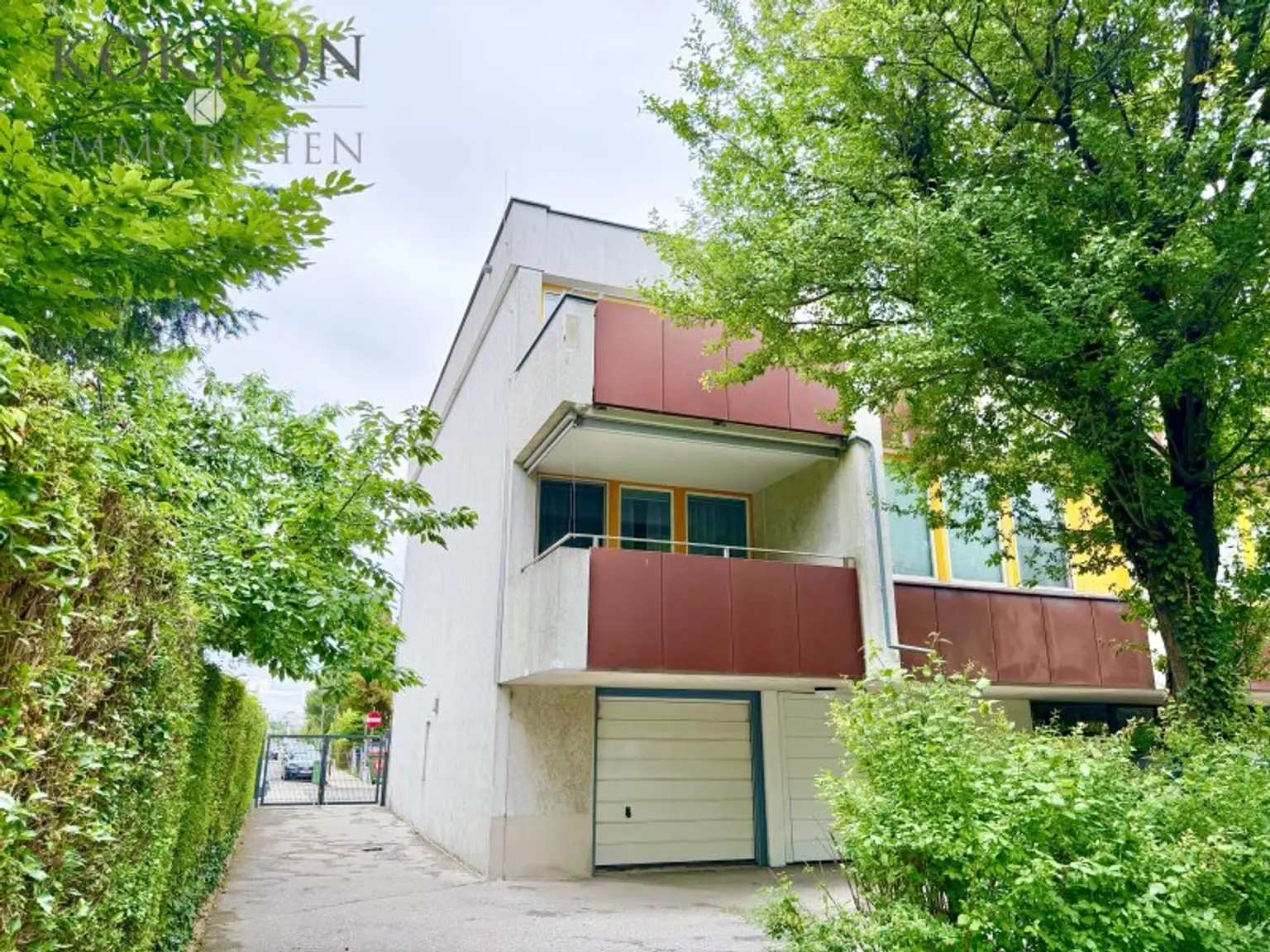 Blick auf den Süd-Balkon (oberster Stock links)