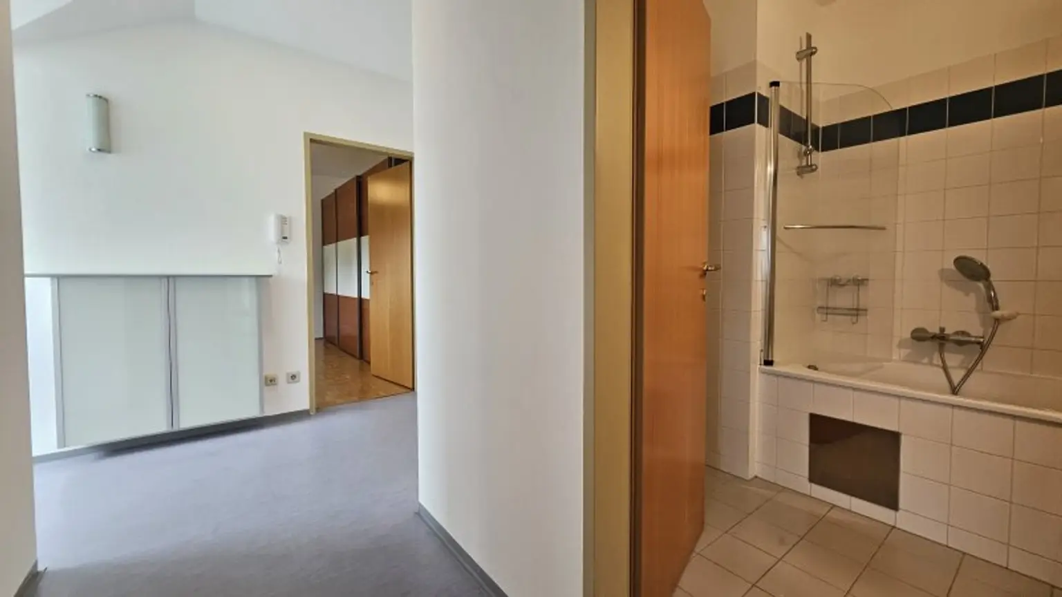 * 3 Zimmer * Wiener Stadtgrenze * Balkon/Loggia * KFZ Garagenplatz *