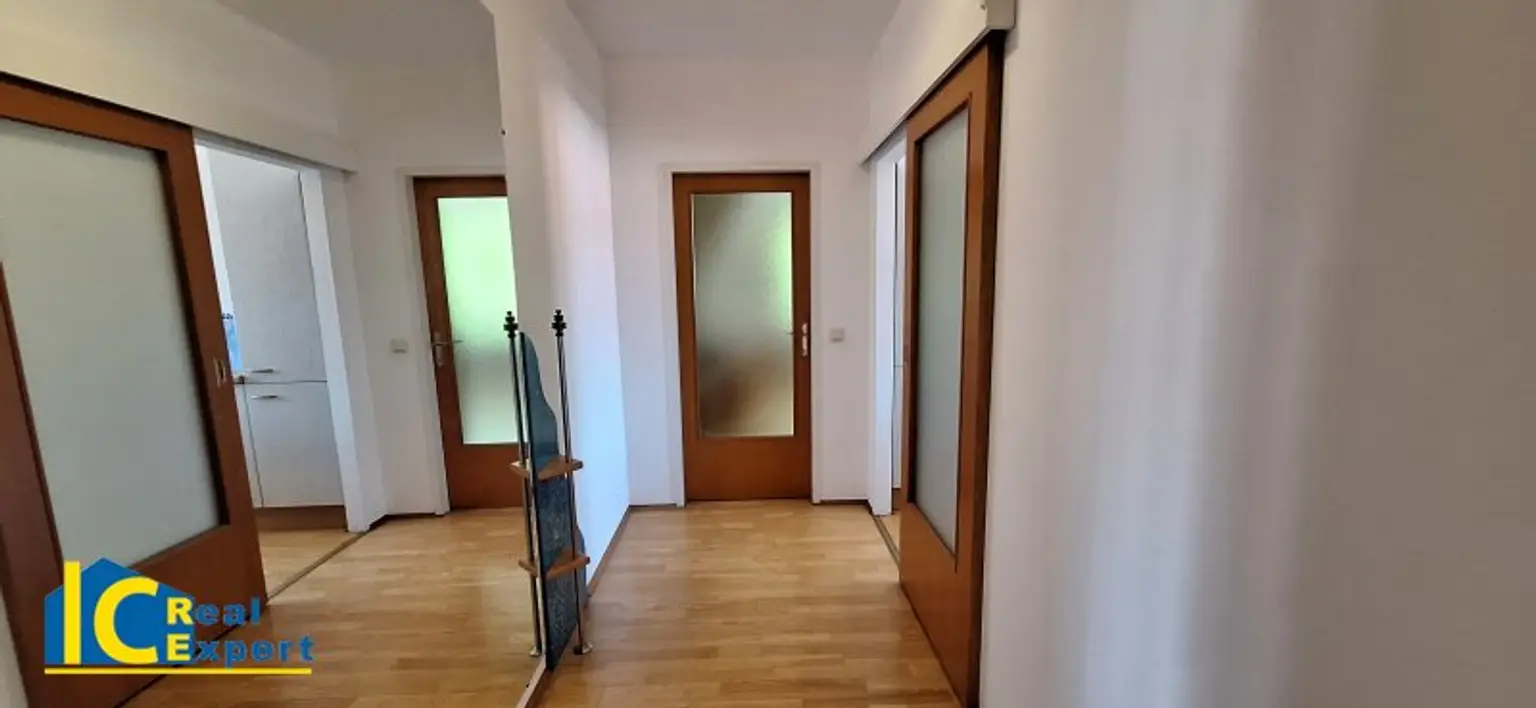 Praktische Schiebtüre zur Küche