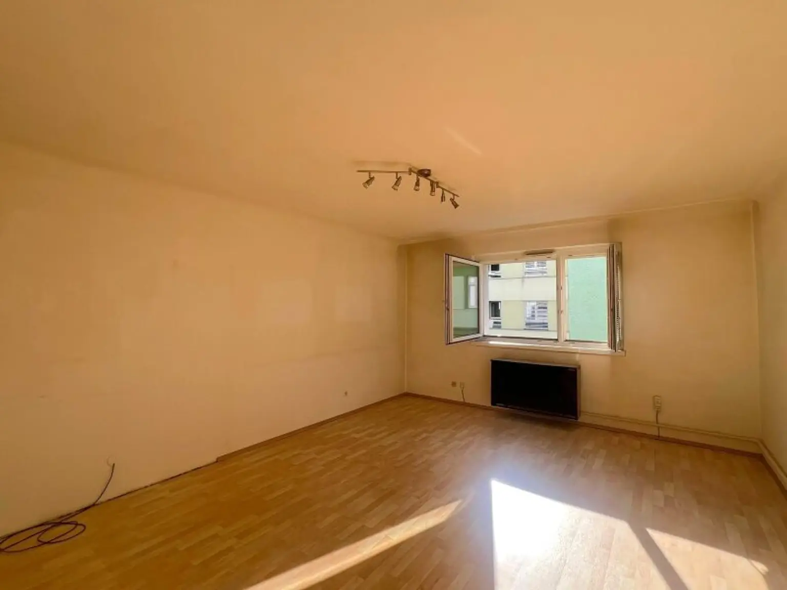 Lichtdurchflutete 2-Zimmer-Wohnung mit Charme & Potenzial in thermisch saniertem 1965-Neubau