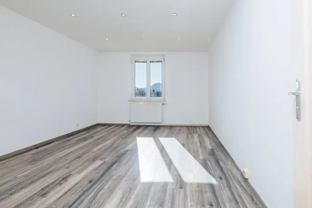 KEINE MAKLERGEBÜHR I MODERNISIERT I HOCHWERTIGE BADEWANNE I DESIGN-EINBAUKÜCHE I BAHNHOFSNAH I HAUSTIERFREUNDLICH I MODERNER WOHNSTIL I DURCHDACHTER GRUNDRISS I PROJEKT WOHNEN I