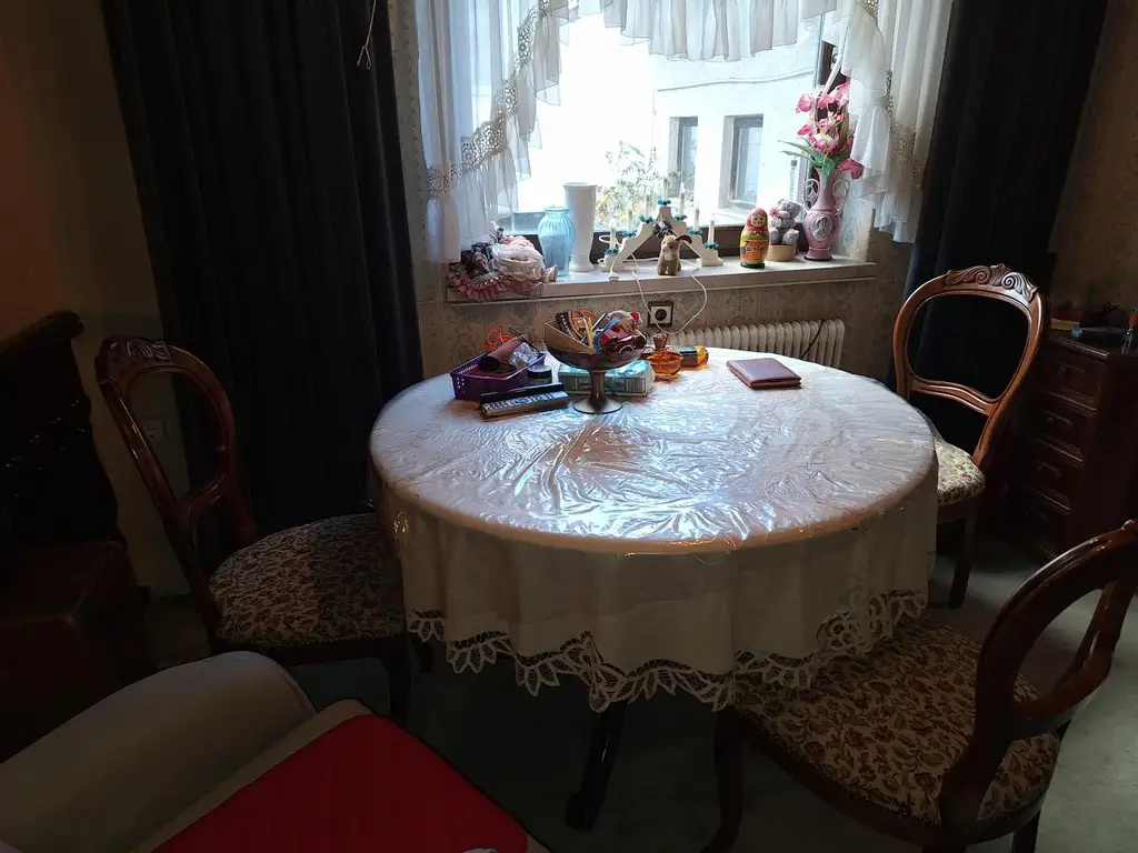 Absolut ruhig gelegen Villa mit überdachtem Pool, direkt am Waldrand auf 2.003 m² Grundstück.