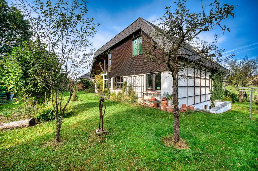 Sie brauchen viel Platz? Wir haben die Lösung. Sanierungsbedürftiges Architektenhaus in bester Lage.