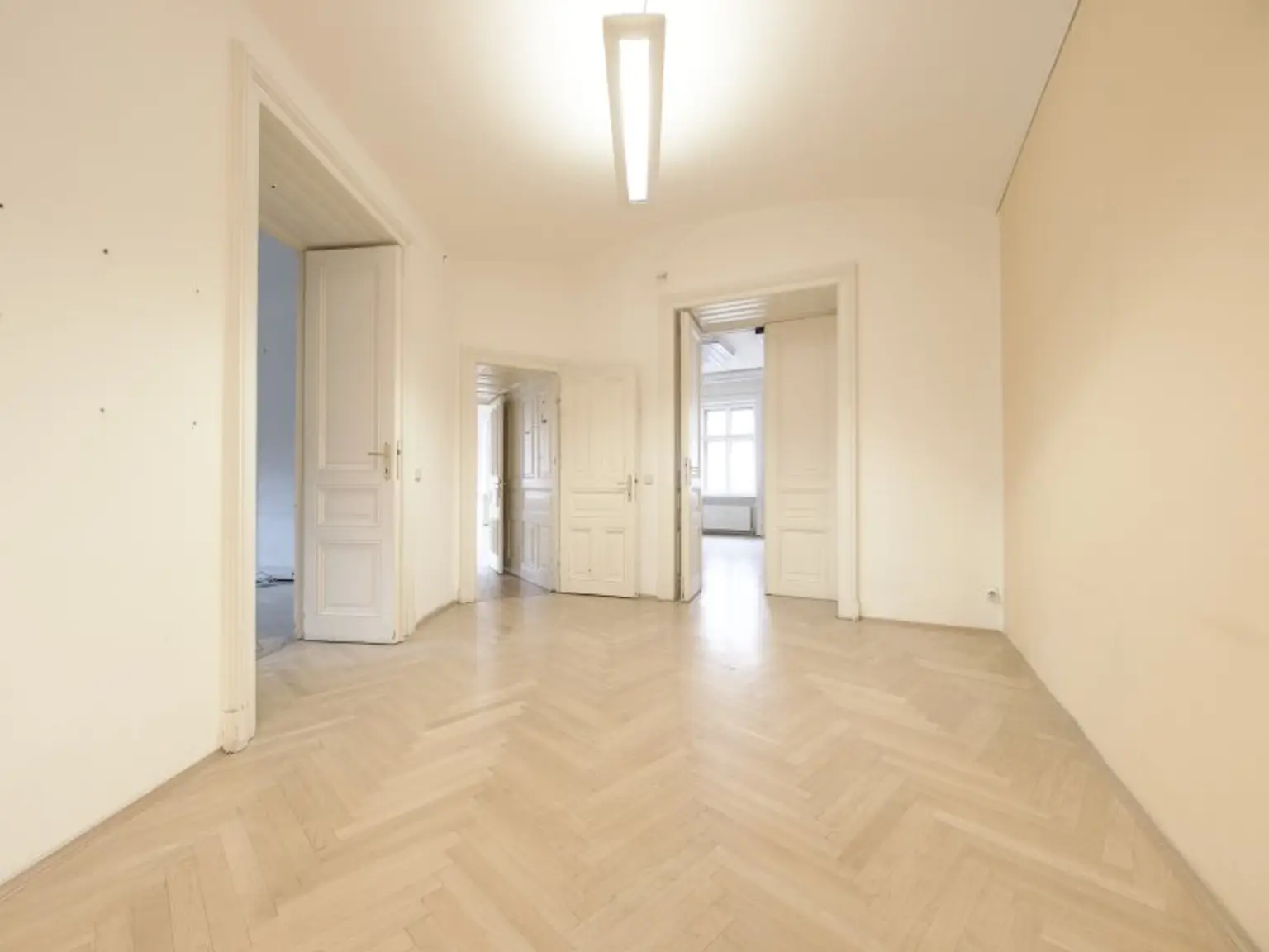 Exklusive Büro- oder Ordinationsfläche im klassischen Altbaustil in der Klagenfurter Fußgängerzone zu mieten!