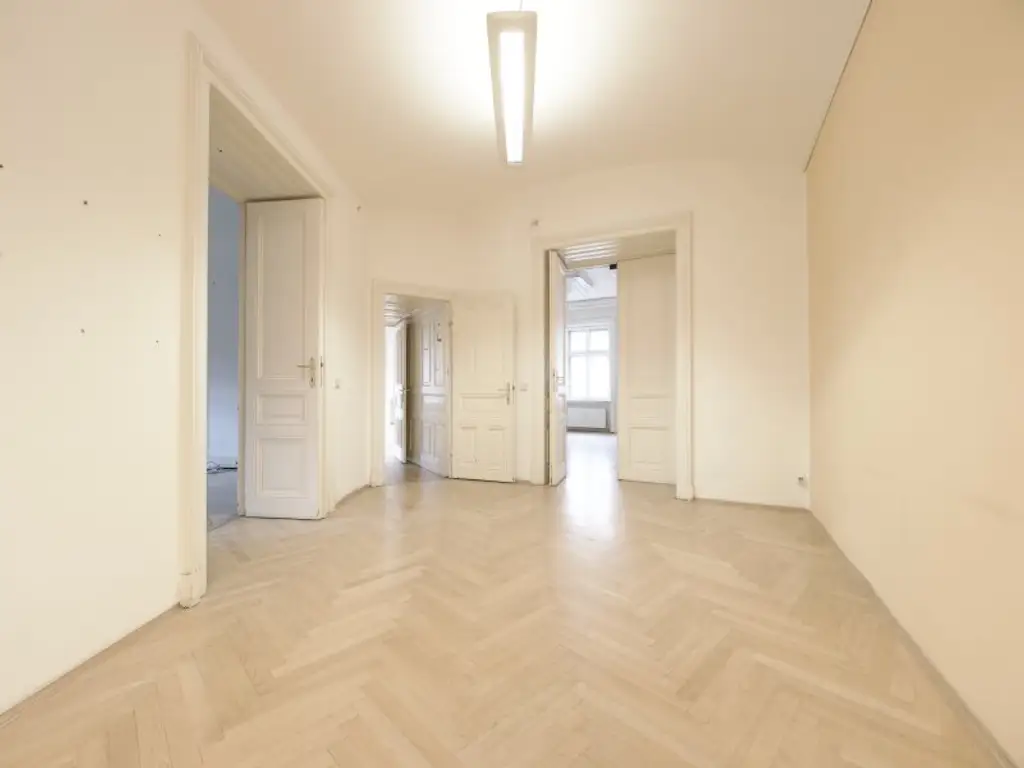 Exklusive Büro- oder Ordinationsfläche im klassischen Altbaustil in der Klagenfurter Fußgängerzone zu mieten!