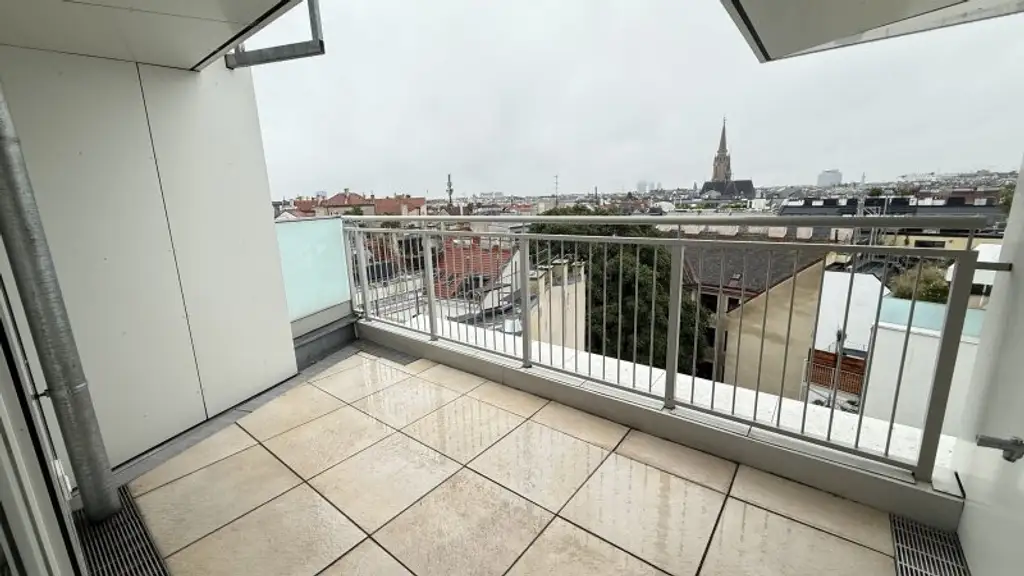 URANIA: 3 Zimmer mit hofseitiger Terrasse in Ruhelage: Luxus pur in Citynähe