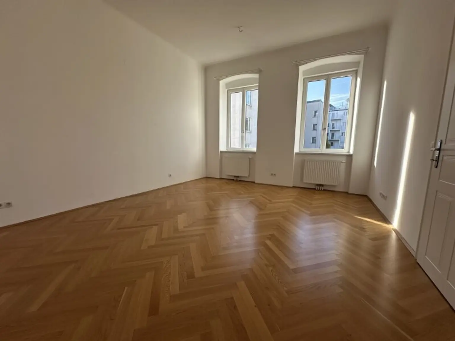 AKH-NÄHE, LAZARETTGASSE, sonnige 68 m2 Altbau, 2 Zimmer, Wohnküche, Wannenbad, Parketten, SAT/TV, 3. Liftstock, MED-UNI-Wien