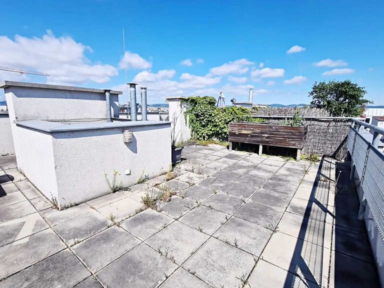 TERRASSENHIT, U1-NÄHE, 84 m2 Dachgeschoß mit 30 m2 Terrasse, 2 Zimmer, Wohnküche, 2 Bäder, Parketten, Viktorgasse