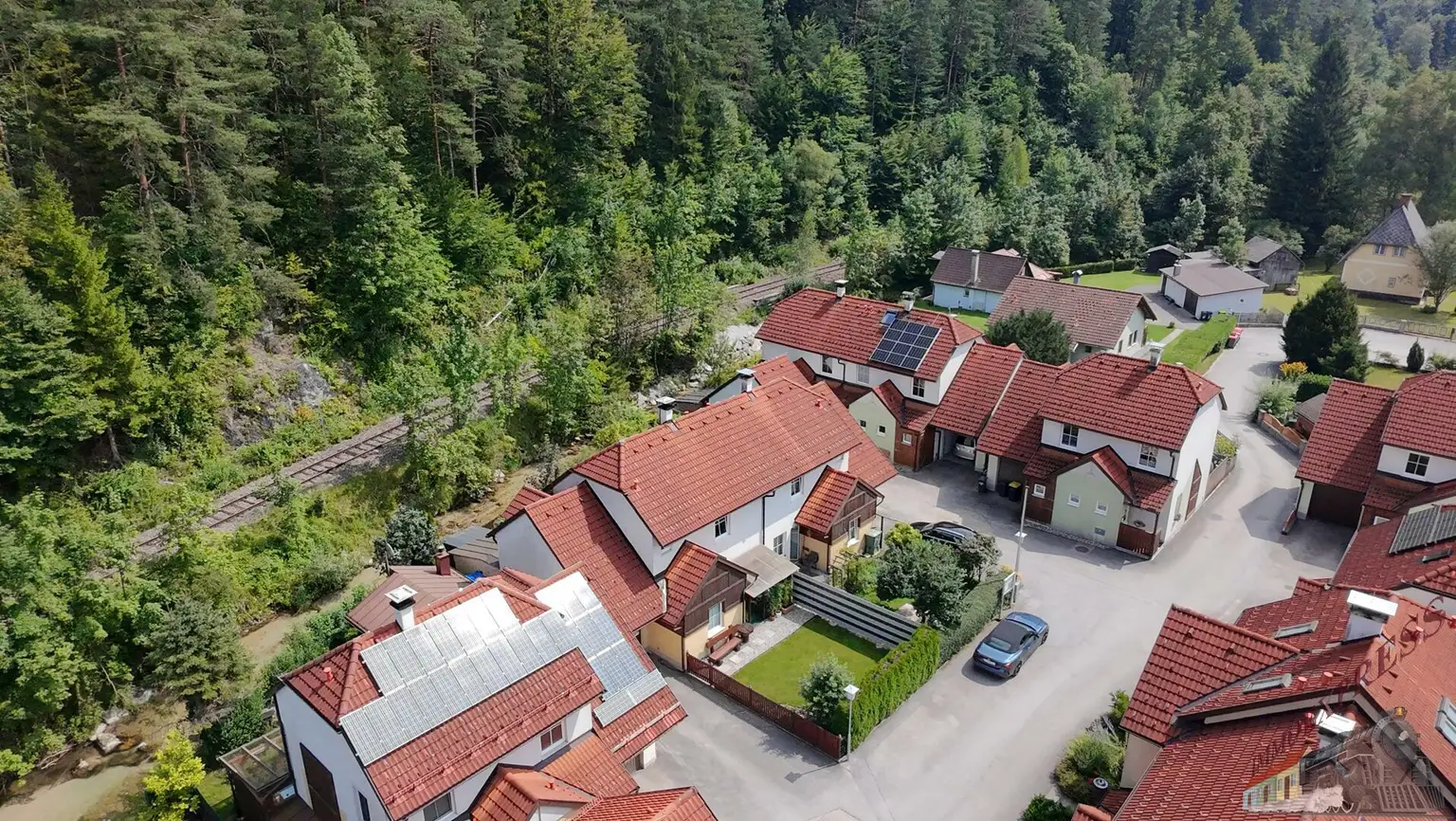 "Wohnen wie im Urlaub" - Wunderschöne Doppelhaushälfte mit gepflegten Garten in Hohenberg
