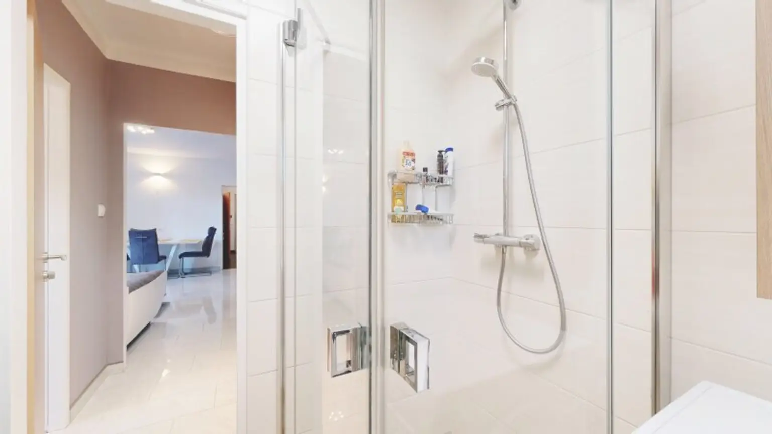 Badezimmer mit Dusche