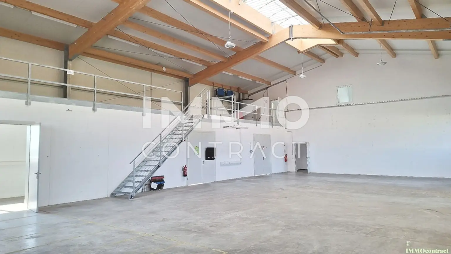 Modernes Betriebsgebäude mit Büro, Freiflächen und Parkplatz - Nähe Haag - Gewerbegebiet - beheizt
