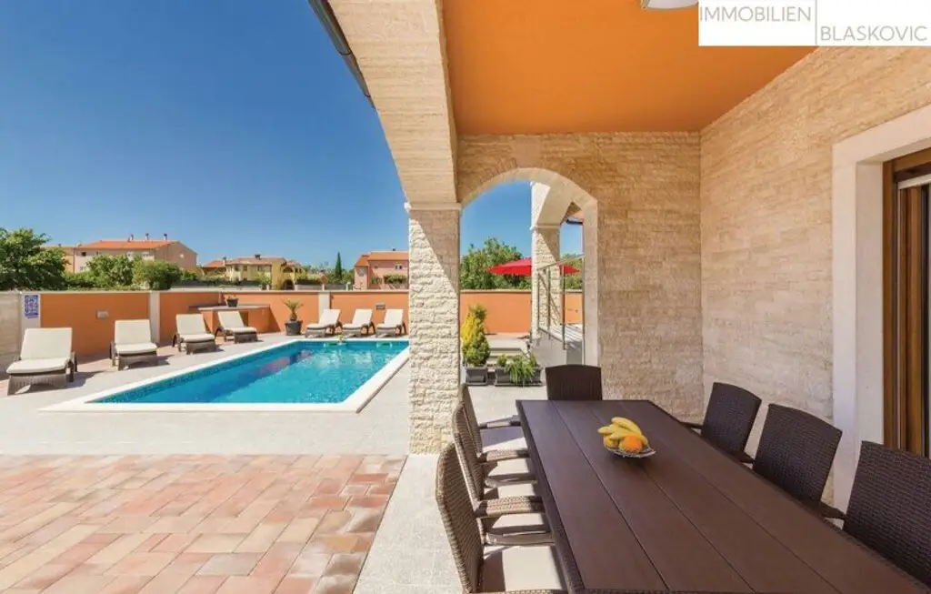 Freistehendes Haus mit Swimmingpool