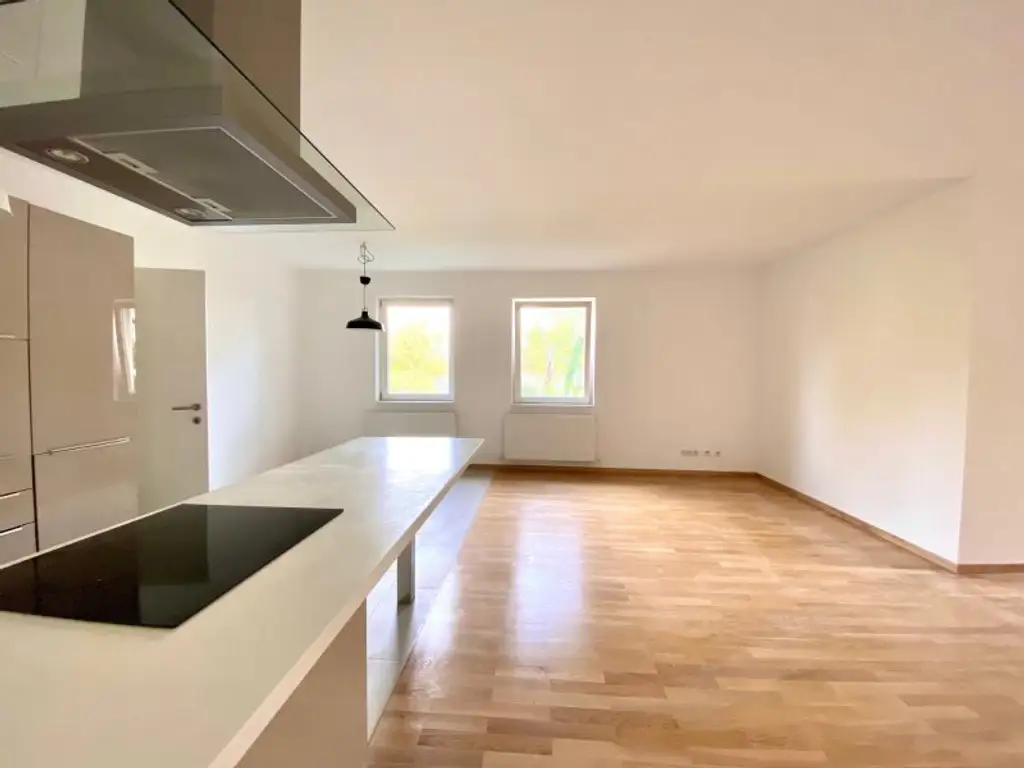 FÜR SINGLES ODER PAARE MIT FIXEM EINKOMMEN - GROSSZÜGIGE WOHNUNG MIT TERRASSE