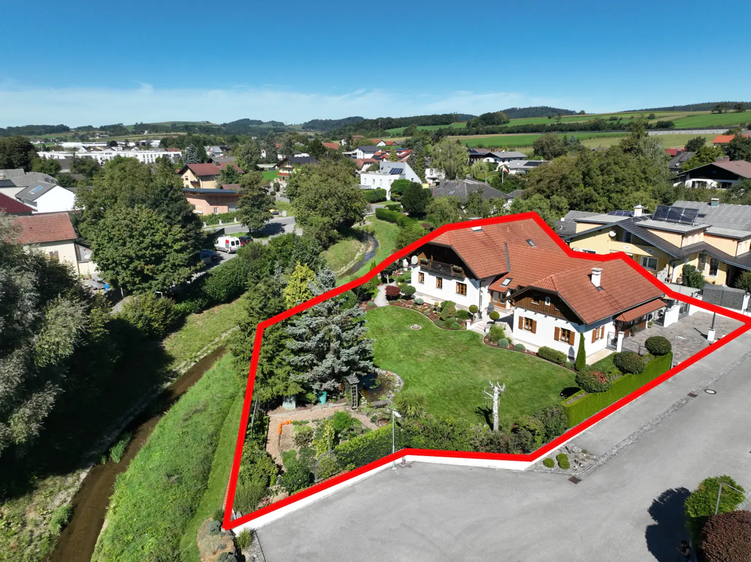 Haus auf großem Grundstück