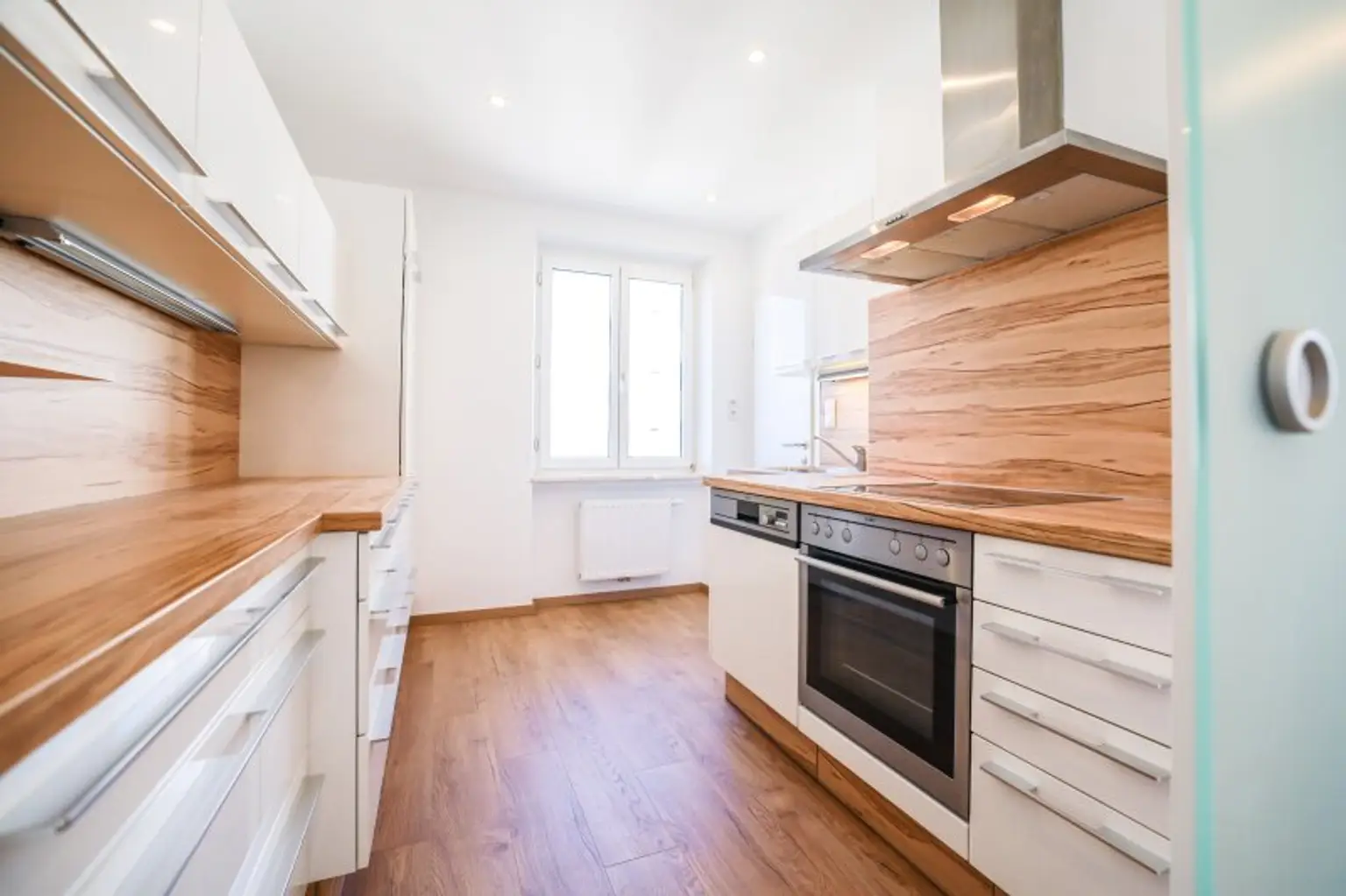 5. STOCK MIT LIFT I DAN KÜCHE I MODERN SANIERT I BADEWANNE I WG TAUGLICH I HAUSTIERE WILLKOMMEN I SEHR HELL I ZENTRALE LAGE BEI HAUPTBAHNHOF I PROJEKT WOHNEN