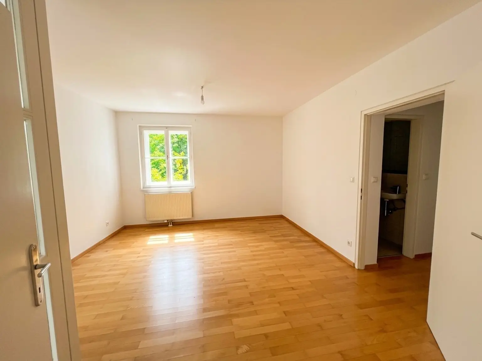 UNBEFRISTET: Moderne 2-Zimmer-Wohnung in Botschaftsviertel