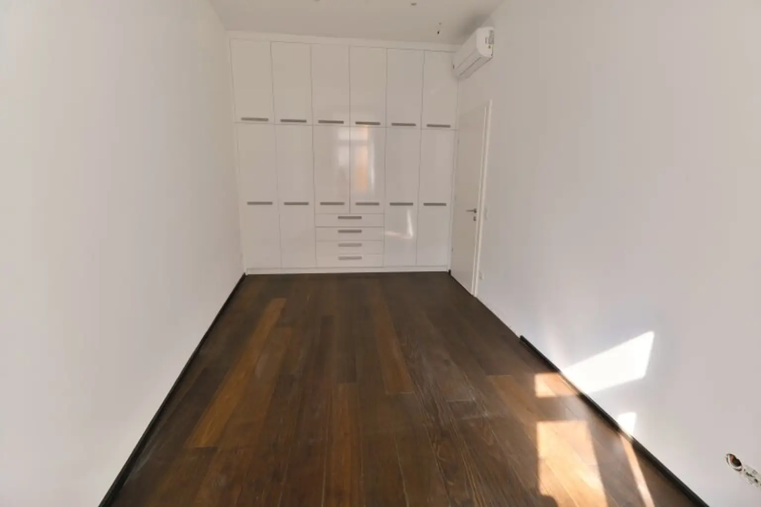 SIEBENBRUNNENPLATZ: Wohnküche + 2 Zimmer + 32 m² Terrasse (neben neuer U2-Station Reinprechtsdorfer Straße)