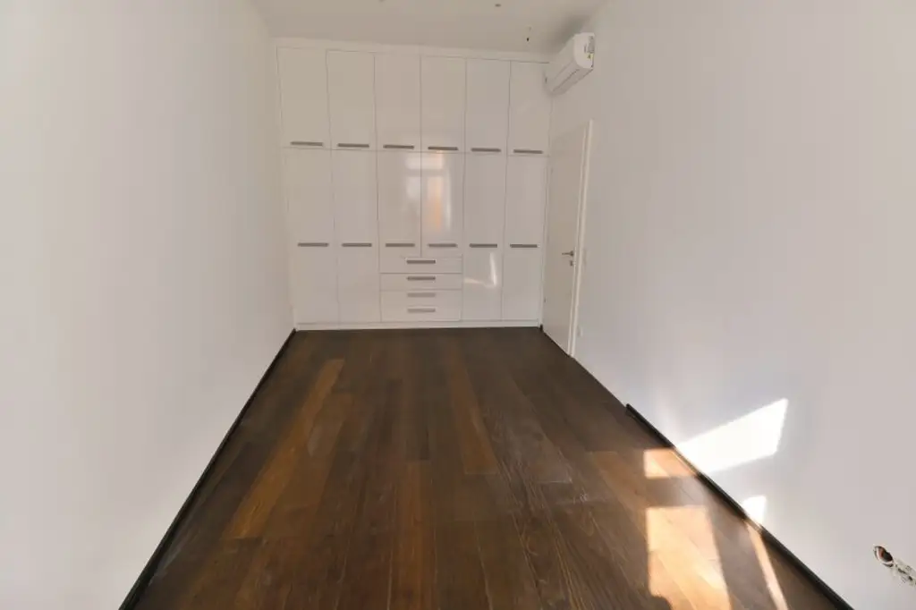 SIEBENBRUNNENPLATZ: Wohnküche + 2 Zimmer + 32 m² Terrasse (neben neuer U2-Station Reinprechtsdorfer Straße)