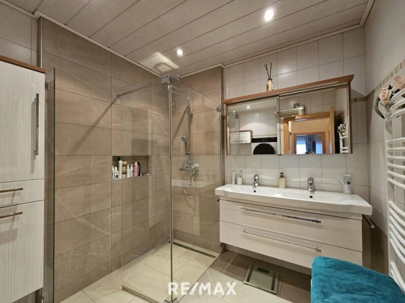 modernes Badezimmer OG