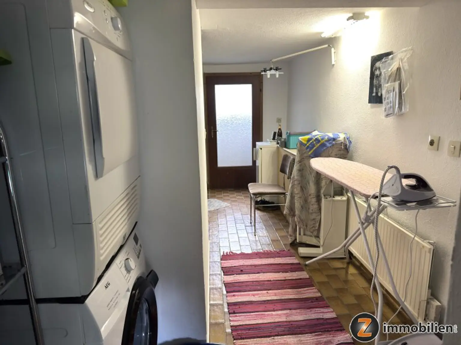 Unterkellertes Einfamilienhaus mit Garage und Obstbaumbestand