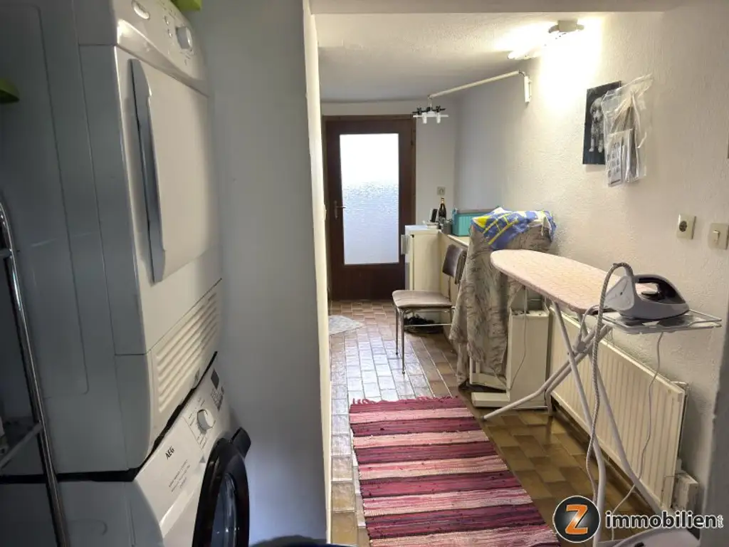 Unterkellertes Einfamilienhaus mit Garage und Obstbaumbestand