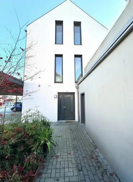 Modernes Einfamilienhaus mit exklusivem Schwimmteich/Naturpool