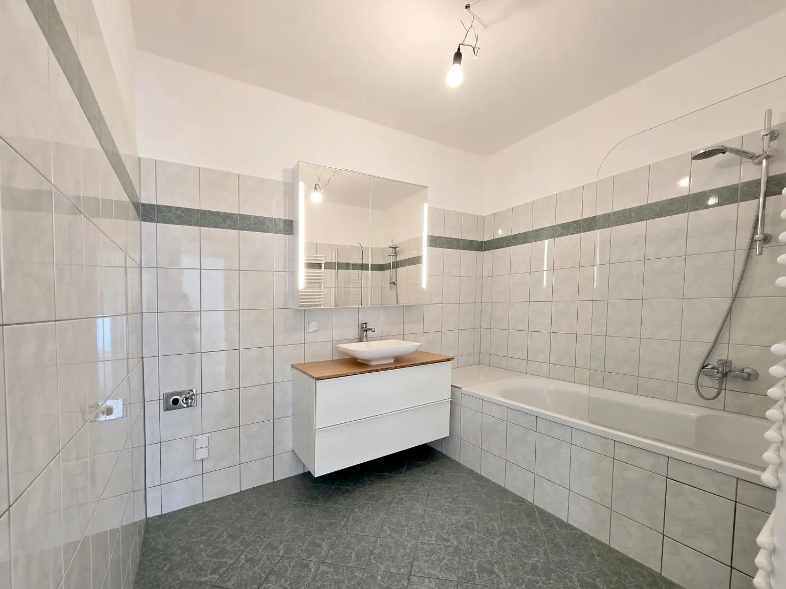 geräumiges Bad mit Wanne