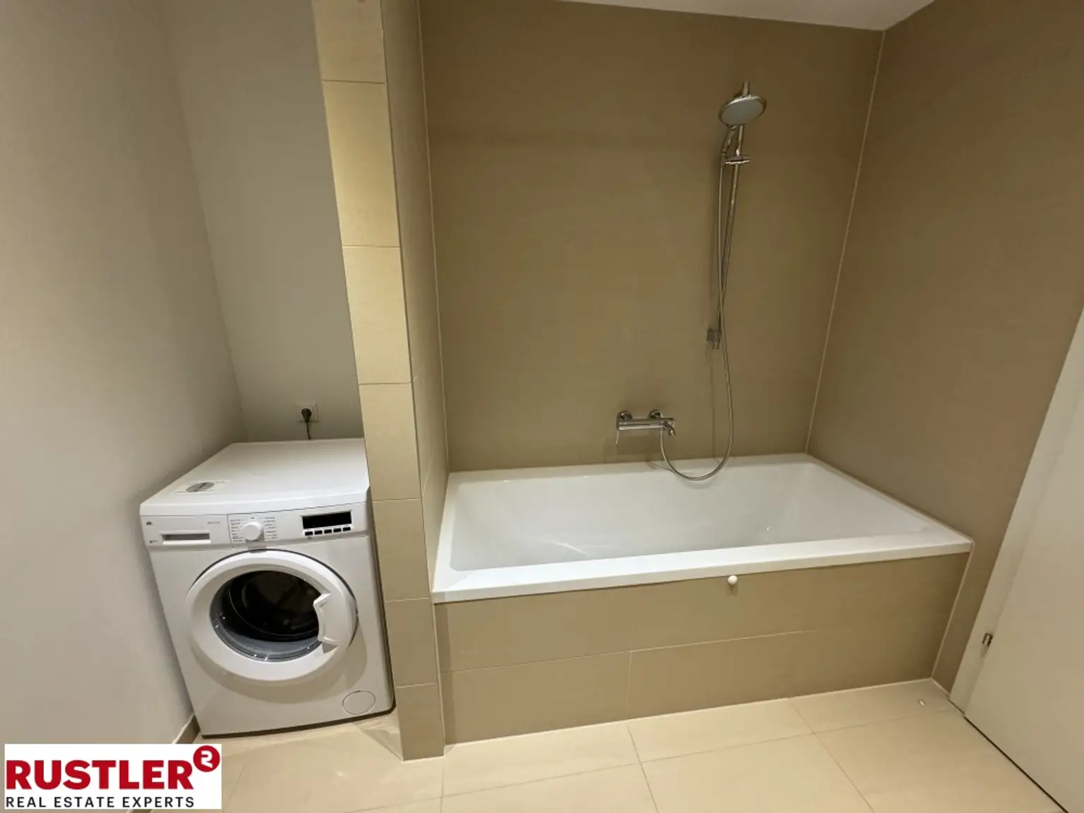 MODERNE 2 ZIMMER WOHNUNG MIT BALKON UND MÖBLIERTE KÜCHE - NAHE MÜHLWASSER