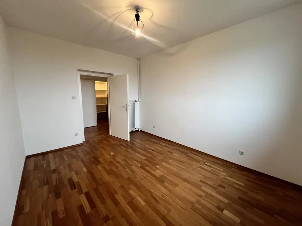 Sanierte 4-Zimmer-Wohnung mit 2 Balkonen und traumhaftem Blick über Graz inkl. Stellplatz