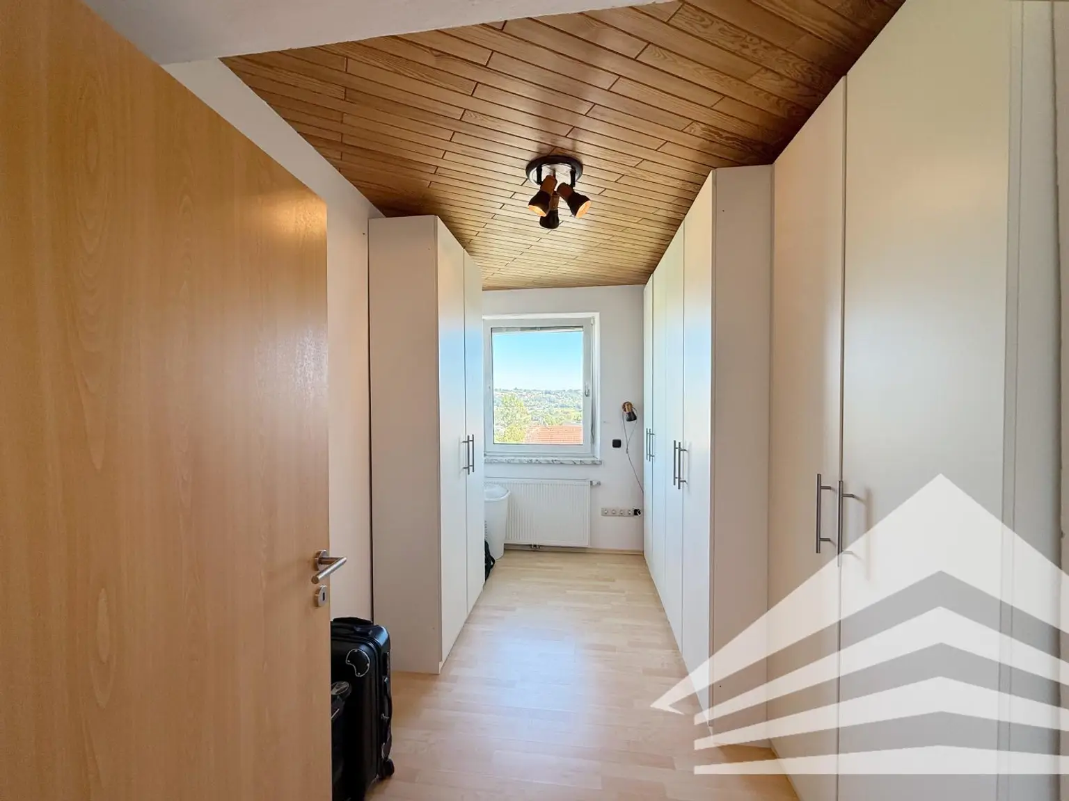 Großzügiges Mehrfamilienhaus in schöner Aussichtslage in Abwinden! 2 Garagen Plus Carport!