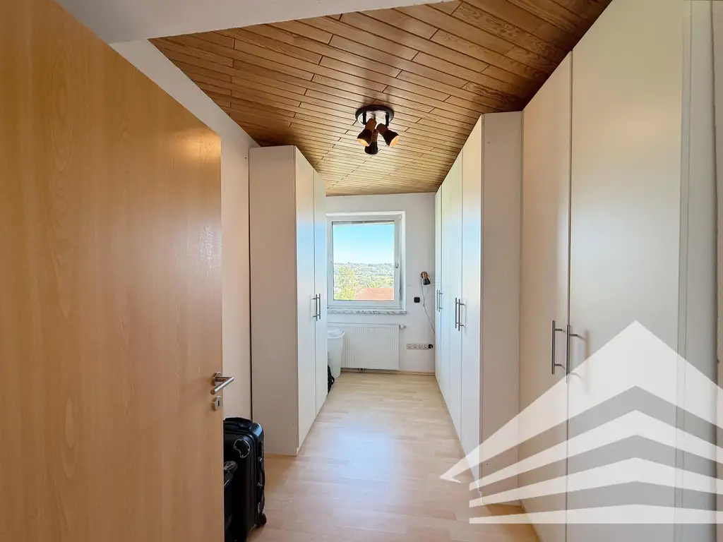 Großzügiges Mehrfamilienhaus in schöner Aussichtslage in Abwinden! 2 Garagen Plus Carport!