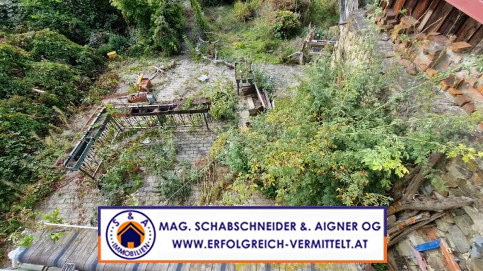 Kleines Stadthaus zum Renovieren mit ruhigem Garten mitten im Zentrum!