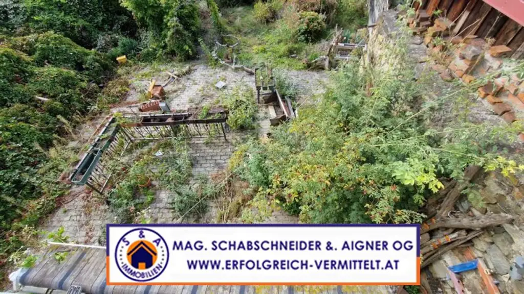 Kleines Stadthaus zum Renovieren mit ruhigem Garten mitten im Zentrum!