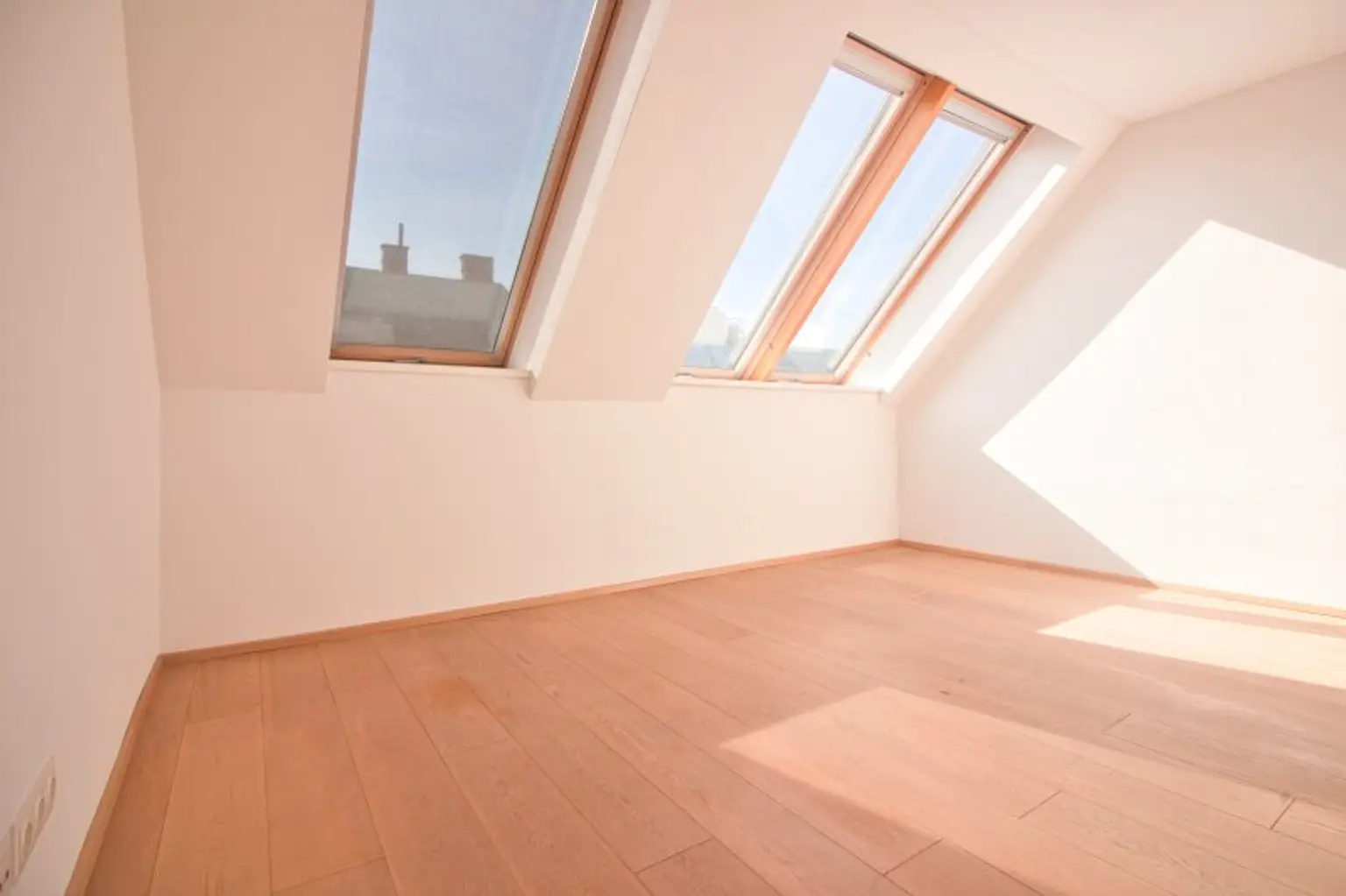 Helle, großzügige Maisonette-Wohnung mit 2 Bädern | ~ 20 m² große, private Terrasse direkt auf Wohnebene | Nahe Elterleinplatz