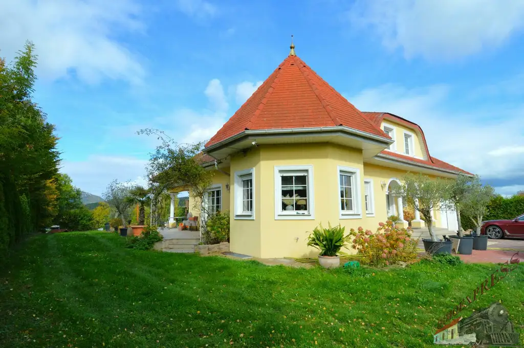 Repräsentatives Einfamilienhaus im italienischen Stil auf ca. 2.711 m²