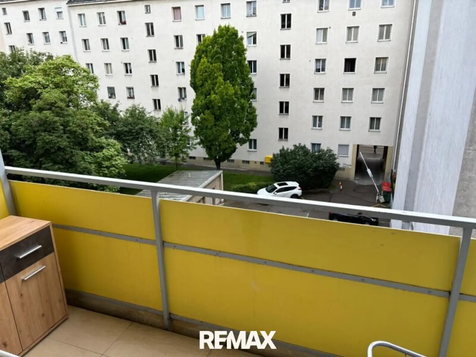 Blick vom Balkon in den Innenhof