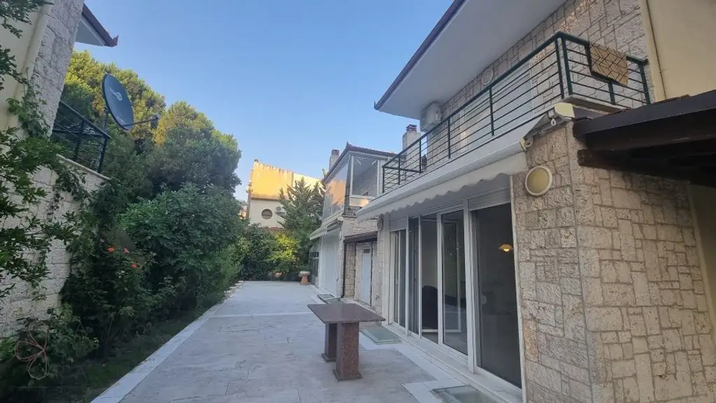 Chanioti – Strandnähe und Rendite vereint – Stilvolles Haus auf drei Etagen nur 100 Meter vom Meer