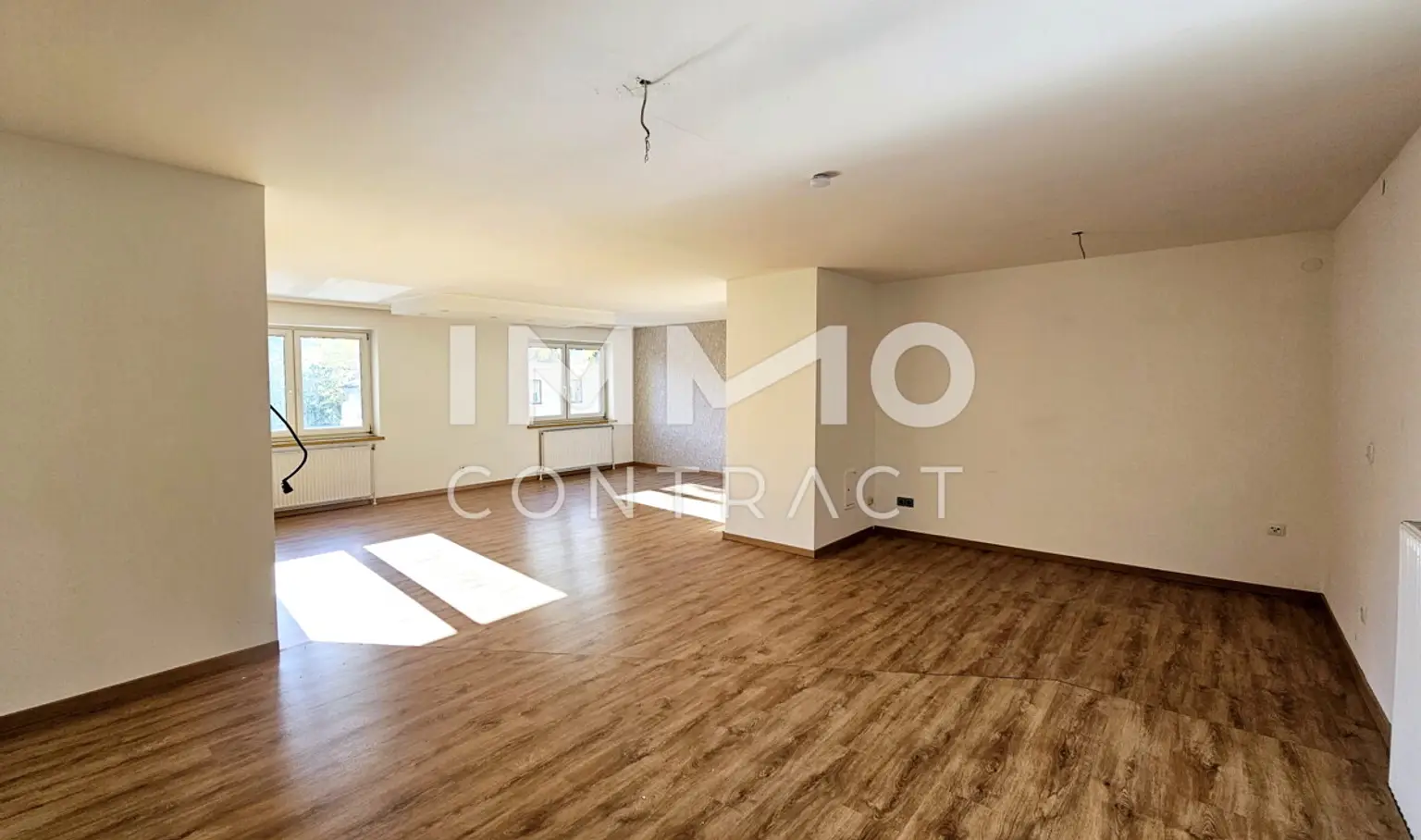 Geräumige, moderne 4-Zimmer-Wohnung mit zwei Bädern und großer Küche im Zentrum von Laxenburg