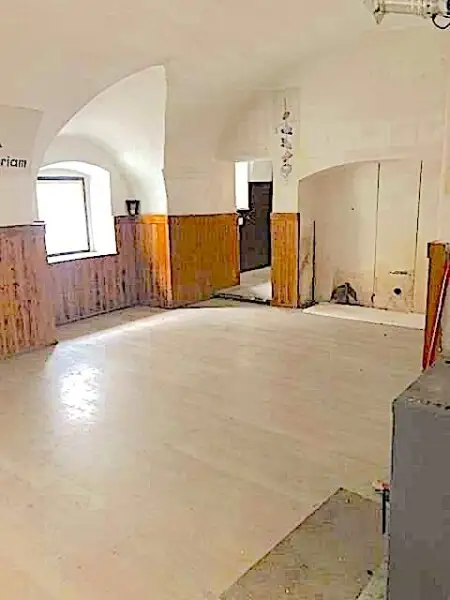 Kleine, historische Entwicklungsliegenschaft im Zentrum von Krems, mit Charme und Rohdachboden, bis auf eine Wohnung leer. wieder ein besonderes Objekt von allesgefunden.at...