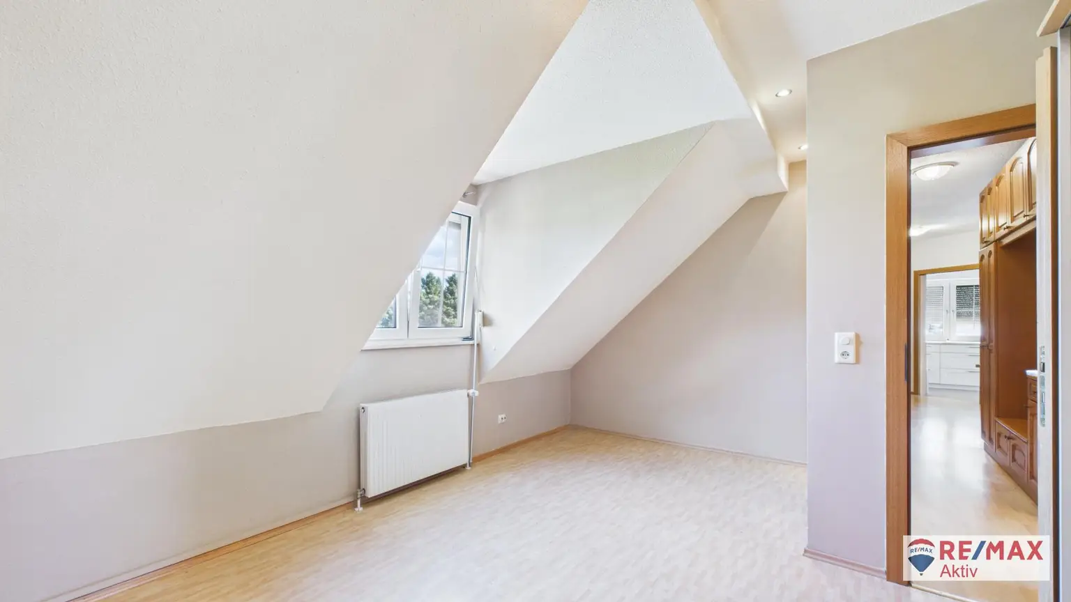 Großzügiges Ein- bzw. Zweifamilienhaus mit großem Garten und Garage