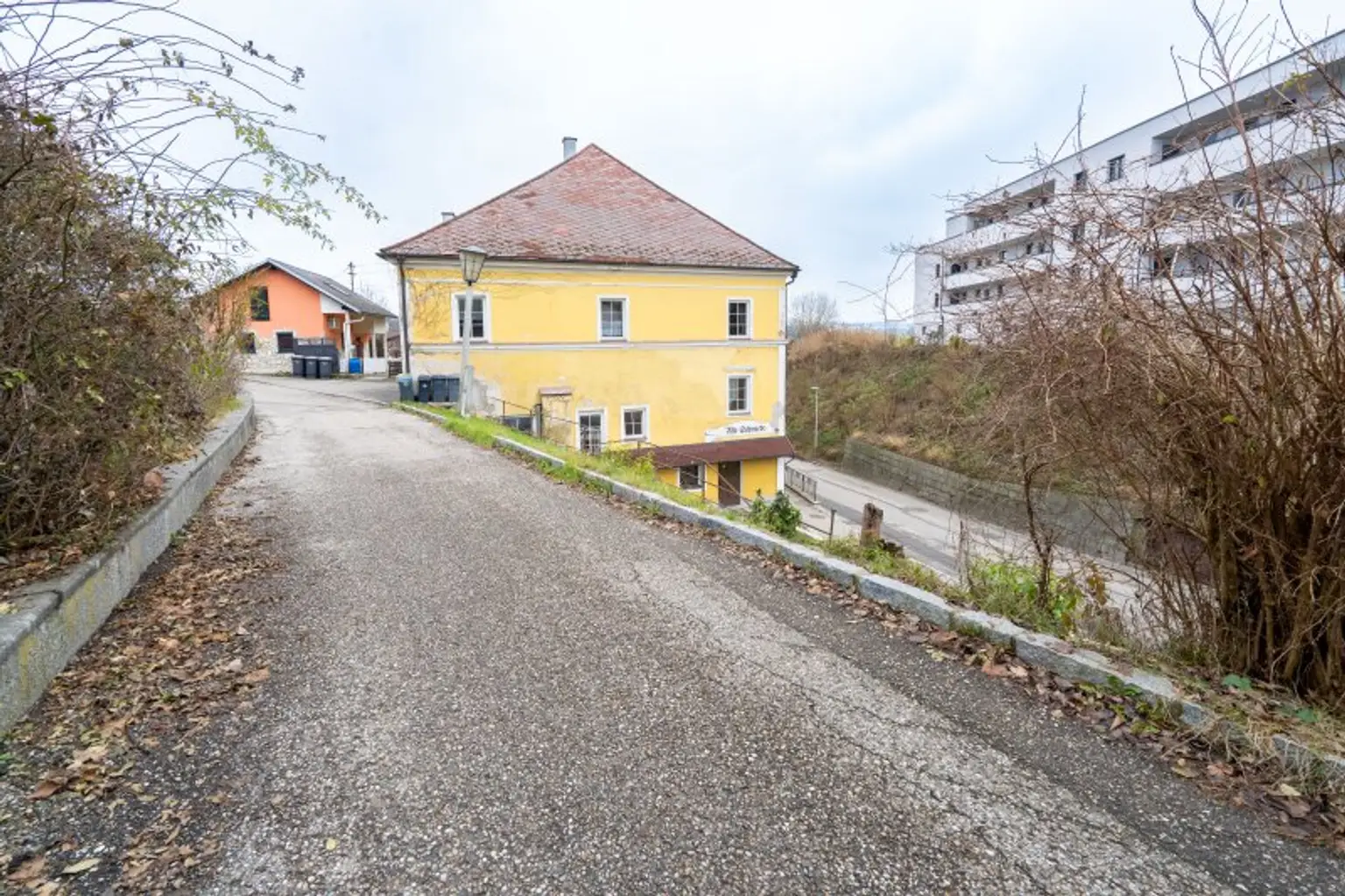 Bestandsfreies Mehrparteienhaus mit 5 Wohnungen + 1 Geschäftslokal in Toplage von Obernberg am Inn zu kaufen!