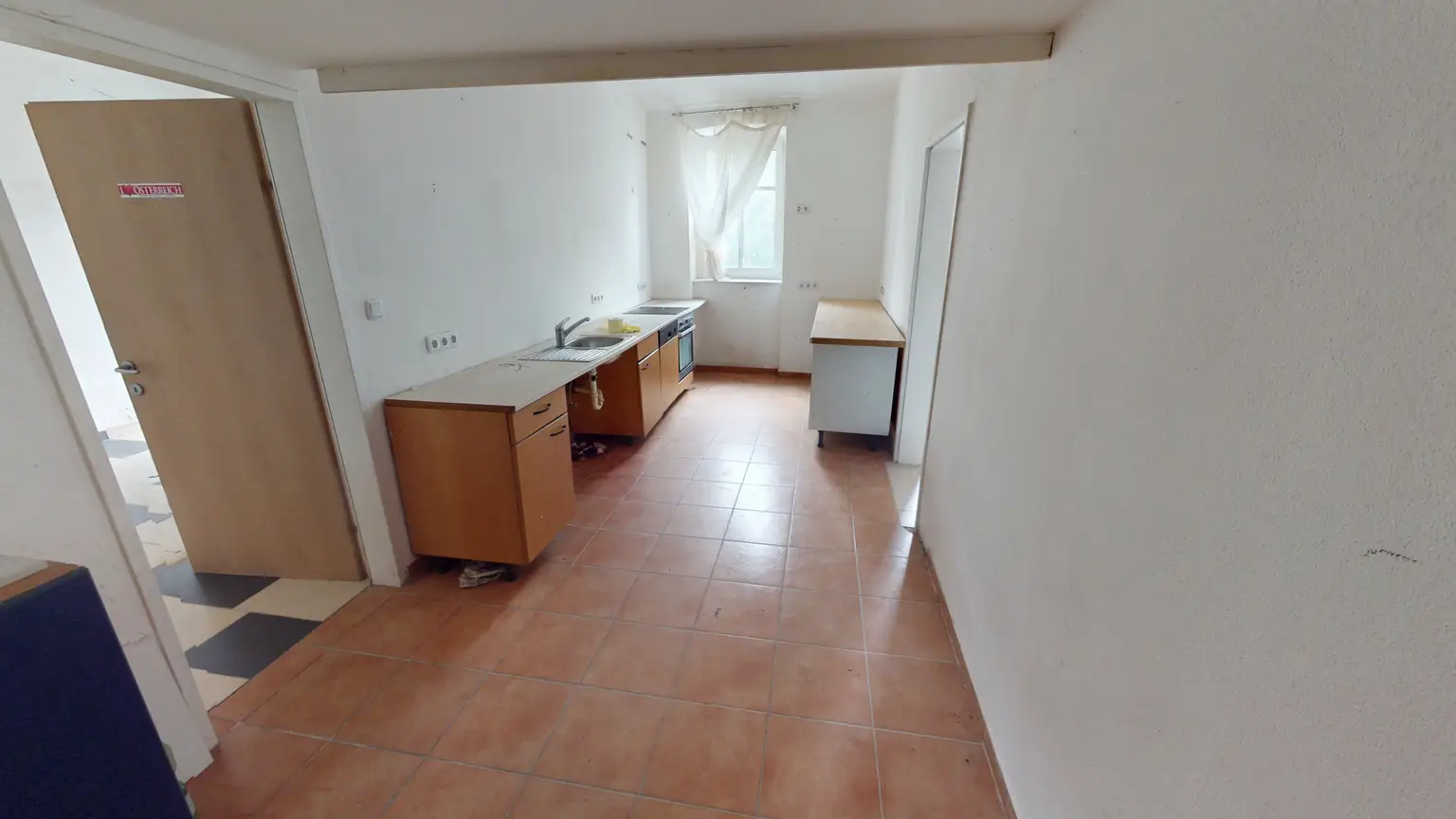 Sanierungsbedürftige Gartenwohnung in charaktervollen Altbau