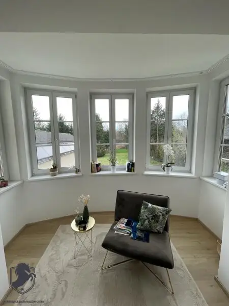 Außergewöhnliche Villa mit drei Wohneinheiten, Gewerbeeinheit & teilbarem Grundstück