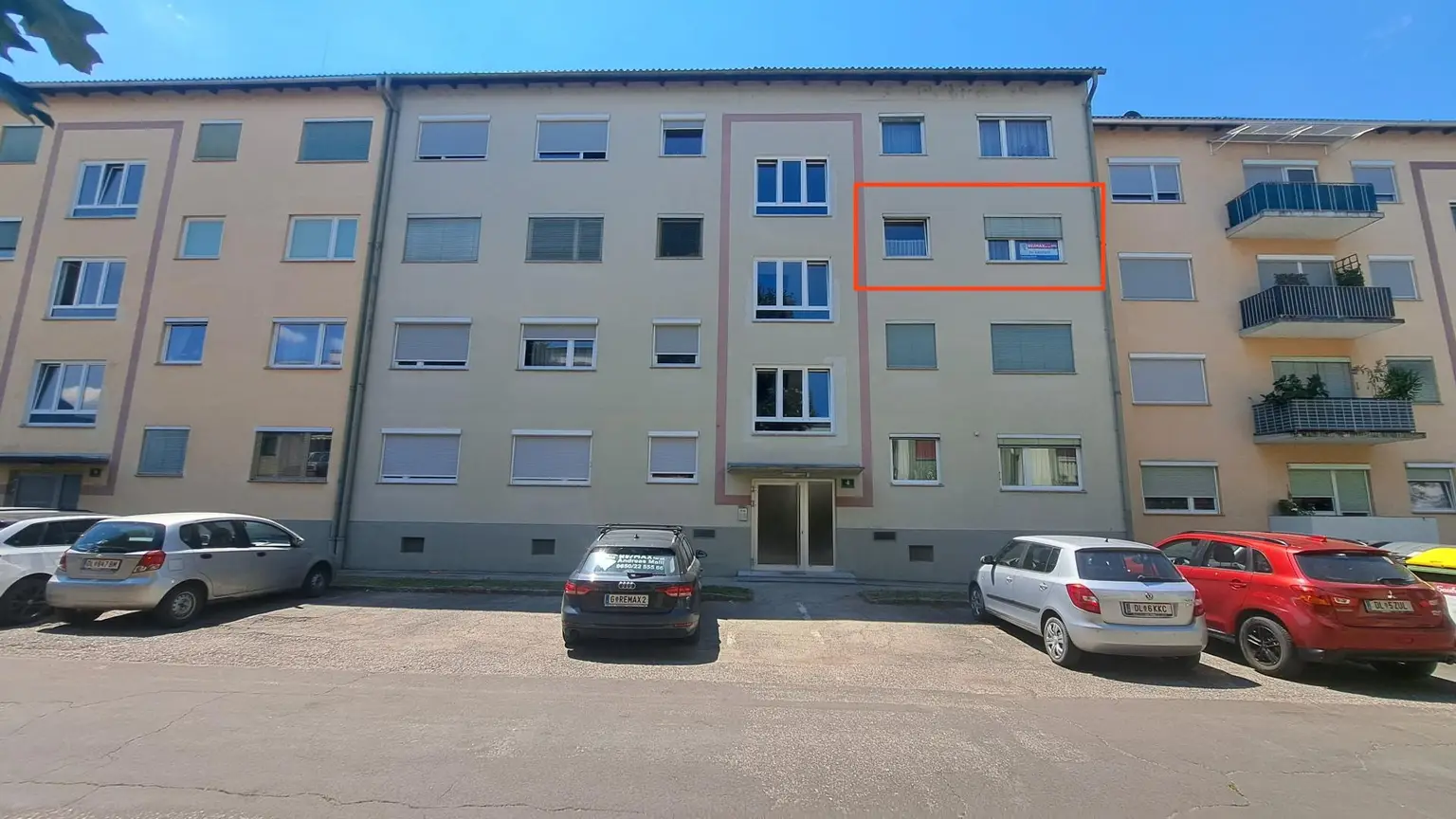 Vorderansicht mit Hauseingang