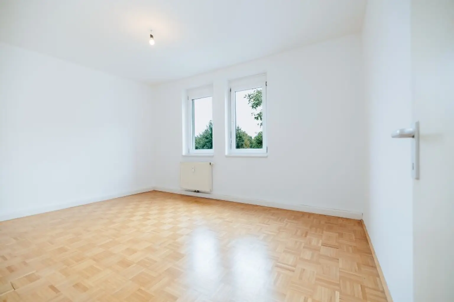 LOGGIA I LICHTDURCHFLUTET I PARKETT I ABSOLUTE RUHELAGE I BADEWANNE I AB SOFORT I PROJEKT WOHNEN I